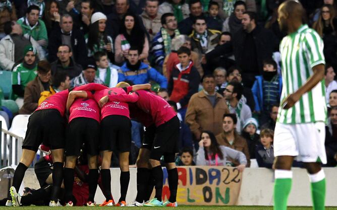 Los jugadores del Almería celebran el gol de Azeez.