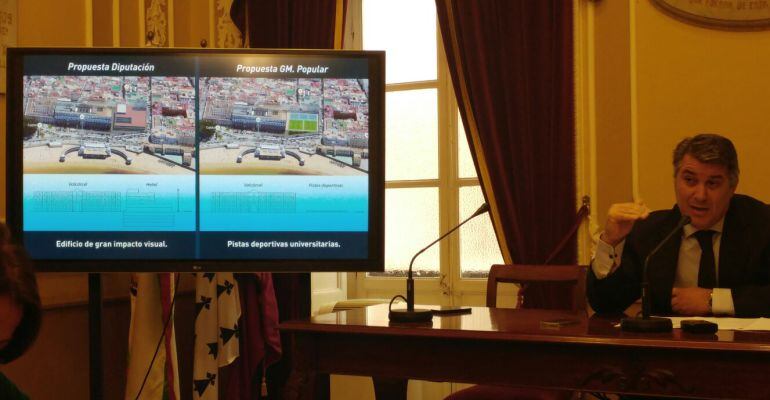 El portavoz del PP en el Ayuntamiento de Cádiz, Ignacio Romaní, con una pantalla en la que explica la propuesta del PP para Valcárcel