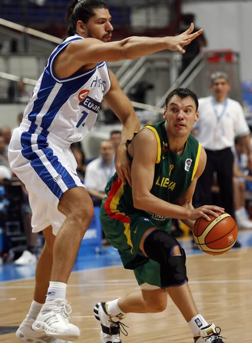 Jasikevicius protege el balón frente a un adversario griego.