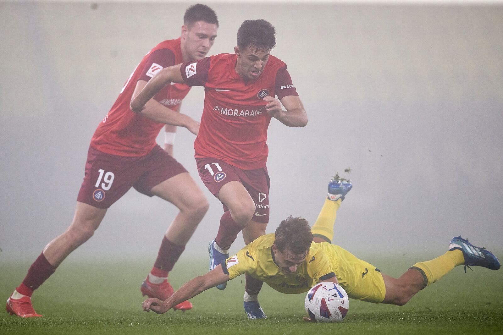 Martín intenta endur-se la pilota en una jugada del partit davant el Vila-real B.