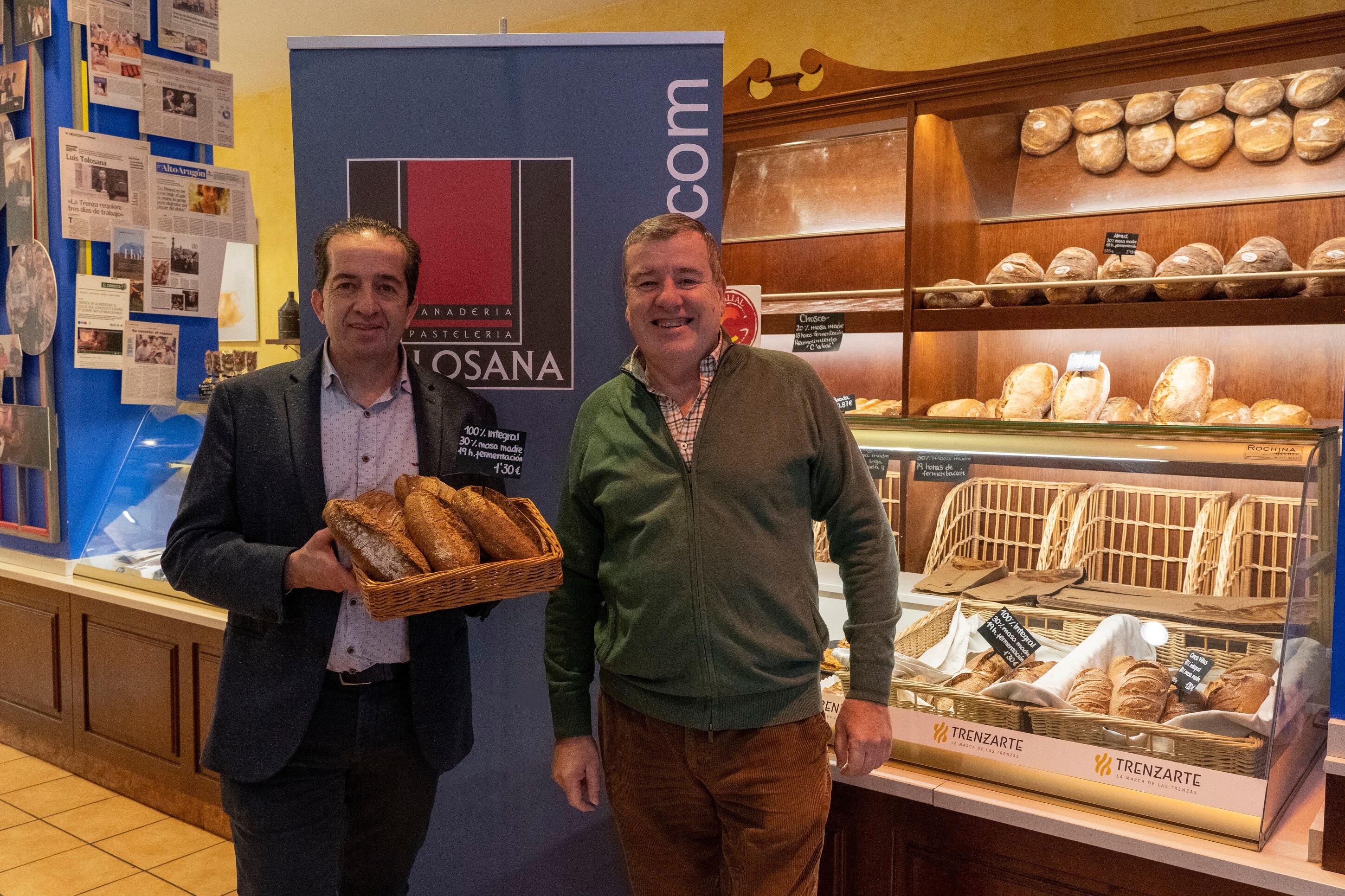 Momento de la firma entre Tolosana y la asociación de Pacientes de Rehabilitación Cardíaca de Aragón