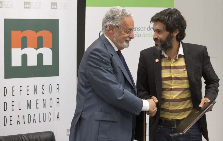 GRA169. SEVILLA, 22/05/2015.- El Defensor del Menor de Andalucía, Jesús Maeztu (i), y el responsable en Andalucía de Save the Children, Javier Cuenca, se dan la mano tras firmar hoy en Sevilla un convenio para la colaboración activa en la defensa de la infancia y la adolescencia, en especial, de la infancia en situación de vulnerabilidad, para la que Save the Children ha demandado una ley integral contra la violencia ejercida contra la infancia que, al igual que la ley integral de violencia de género, conlleve una contabilidad de los casos de niños maltratados. EFE/Julio Muñoz