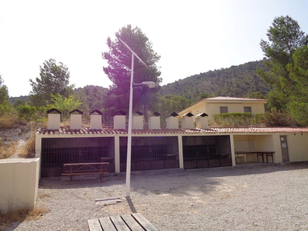 El incendio ha obligado a desalojar a diez personas en el Campamento de Caprala