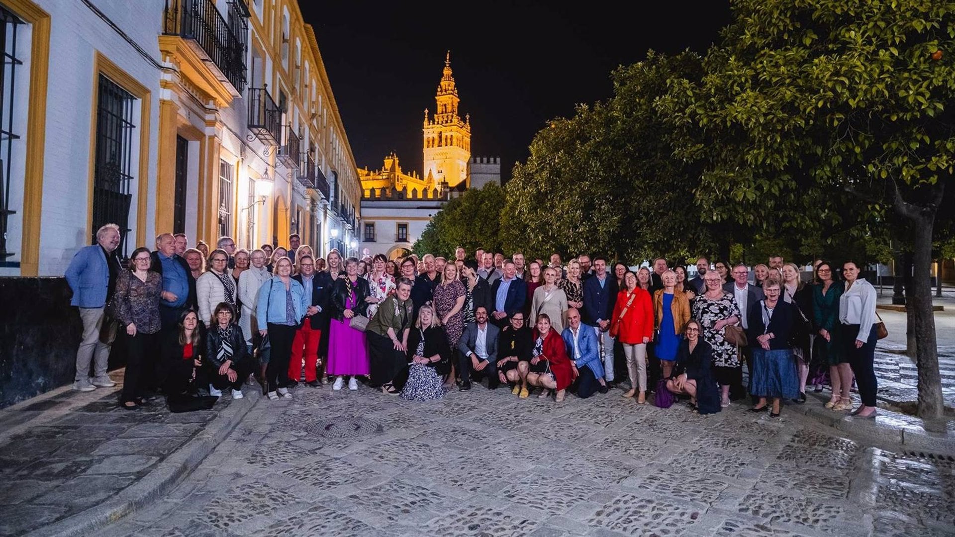 Foto de familia del sector turístico de Finlandia, en el Alcázar, con ocasión de la convención anual que acoge la ciudad/Ayuntamiento de Sevilla