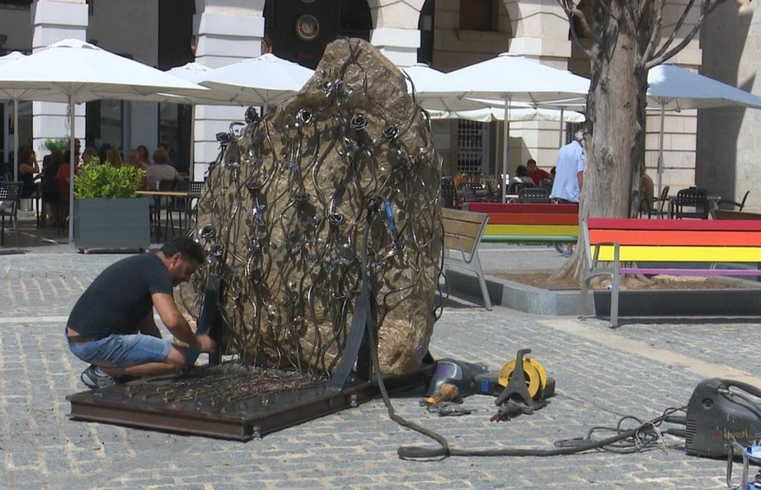 Restauran la escultura Las 13 rosas en Gandia. 