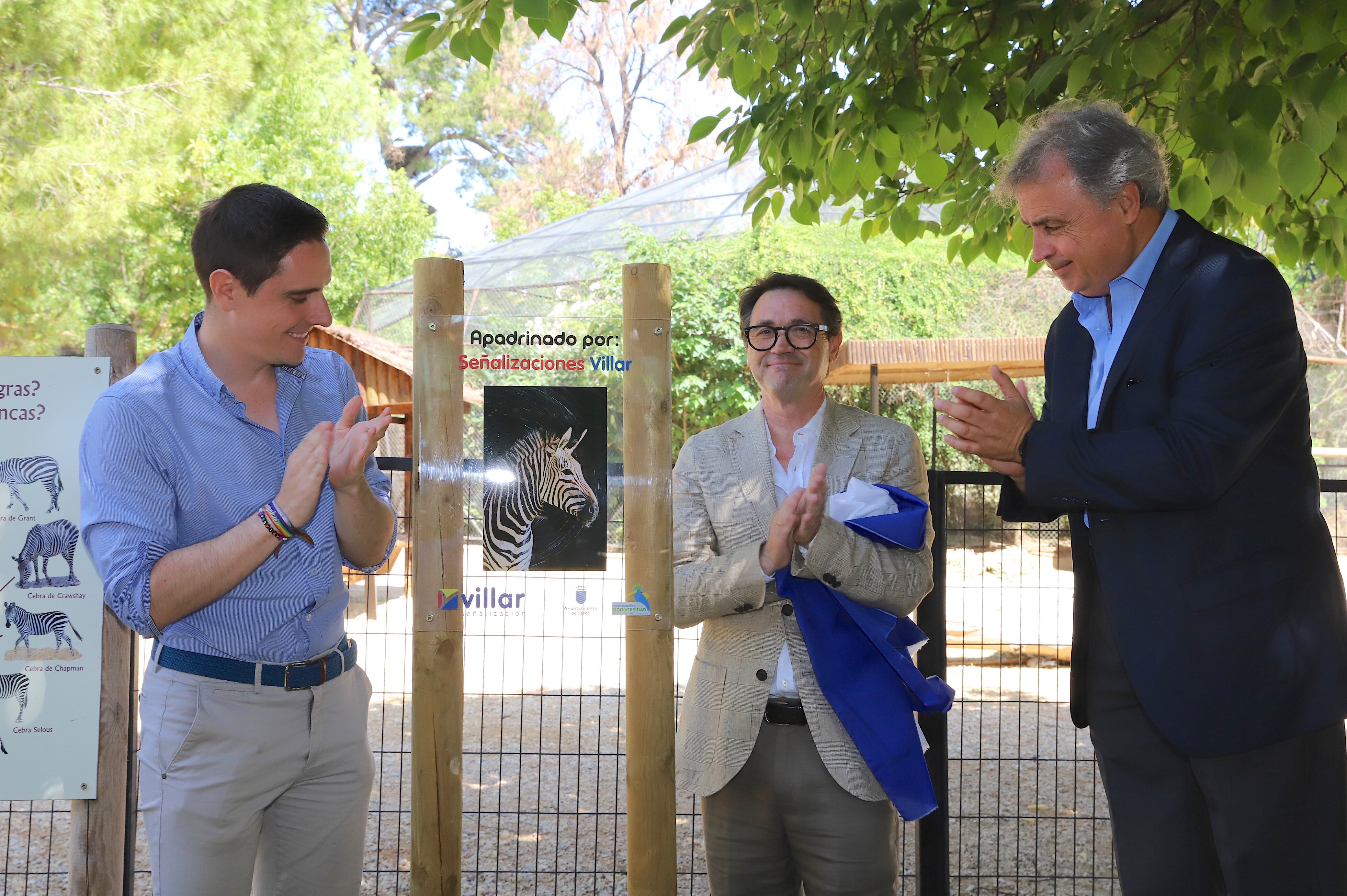 Imagen del acto de apadrinamiento de las cebras del zoo de Jerez por parte de la empresa Señalizaciones Villar