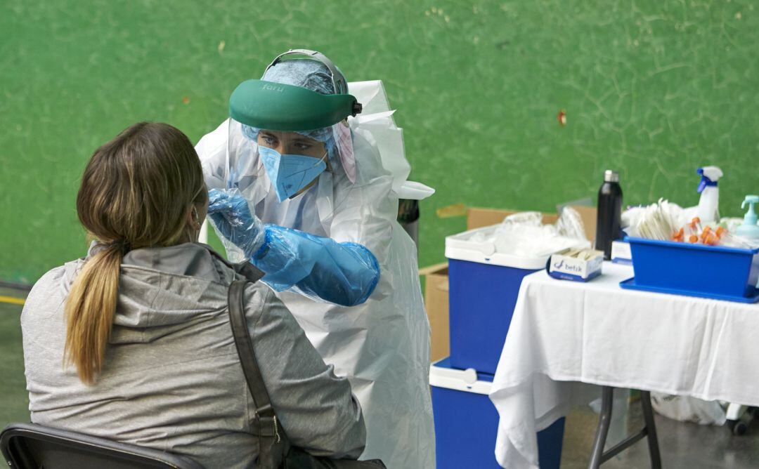 Una mujer es sometida a una prueba PCR