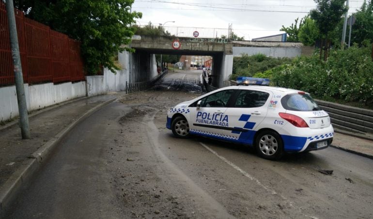 Uno de los puentes inundados por el agua y el barro en Fuenlabrada