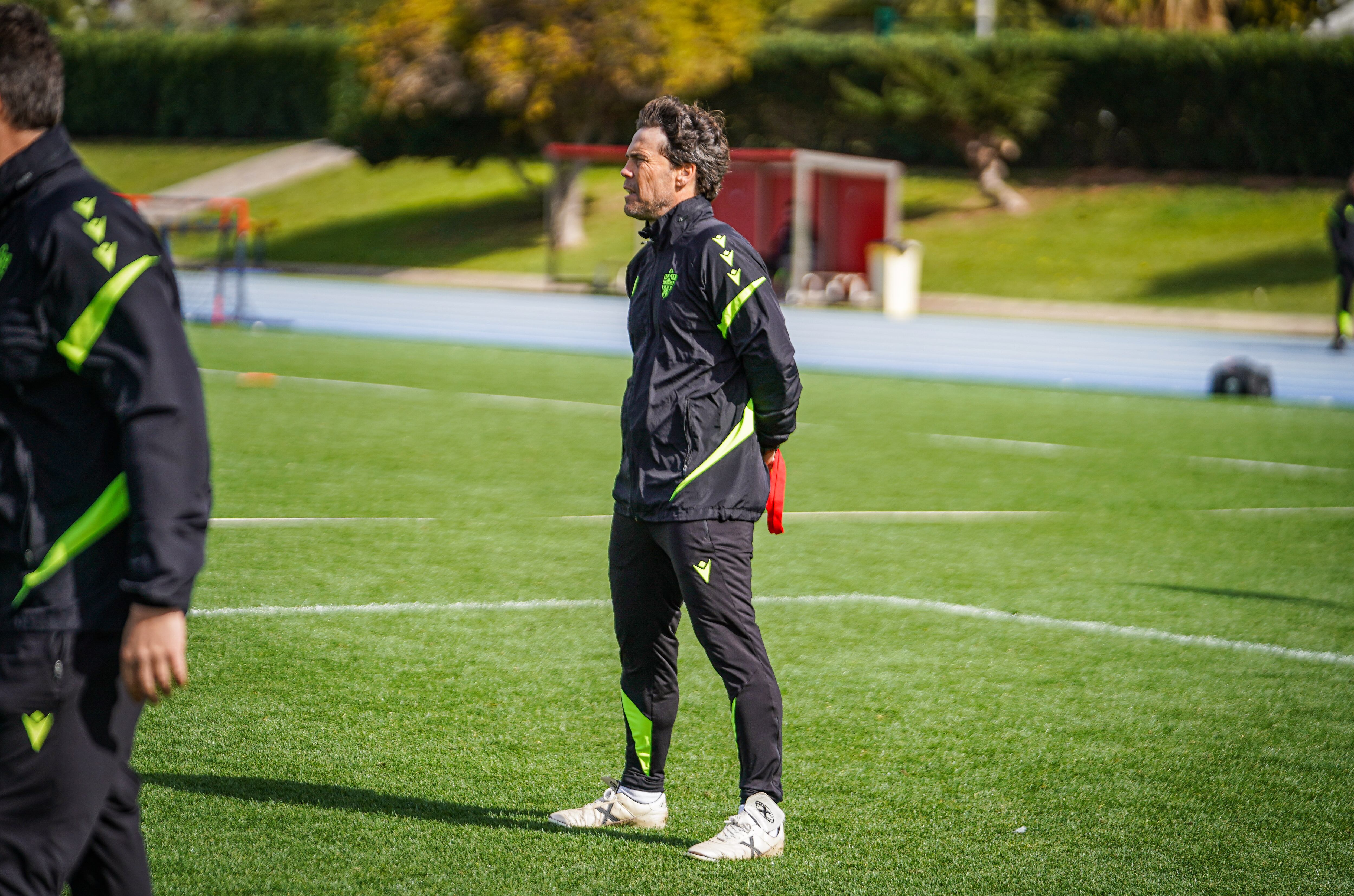 El entrenador del Almería mira con esperanza las catorce jornadas de Liga que quedan por delante para conseguir el objetivo del ascenso a Primera División.
