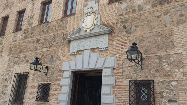 Puerta principal de las Cortes de Castilla-la Mancha