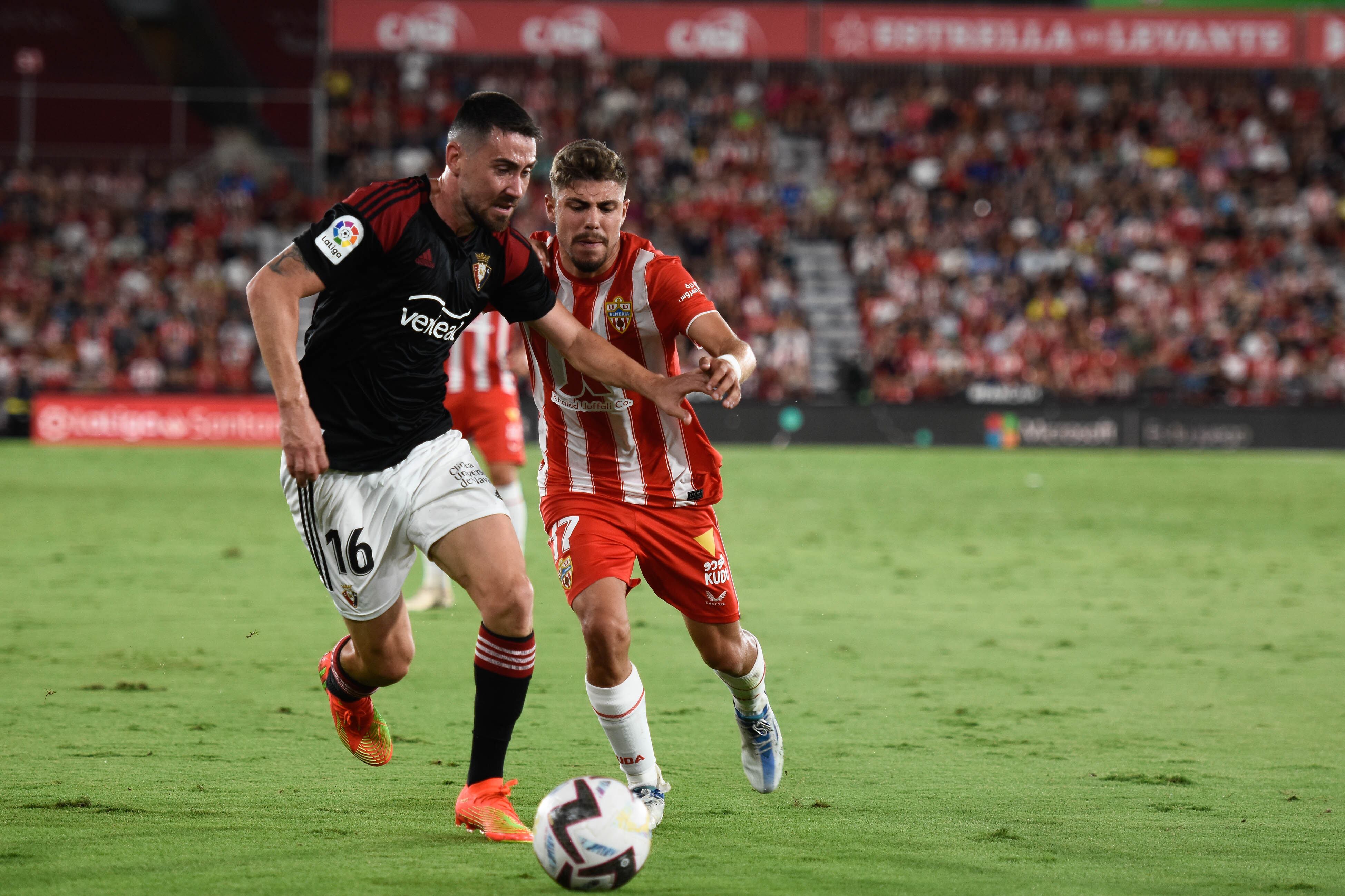 Moi Gómez en su última aparición en Almería con Osasuna.