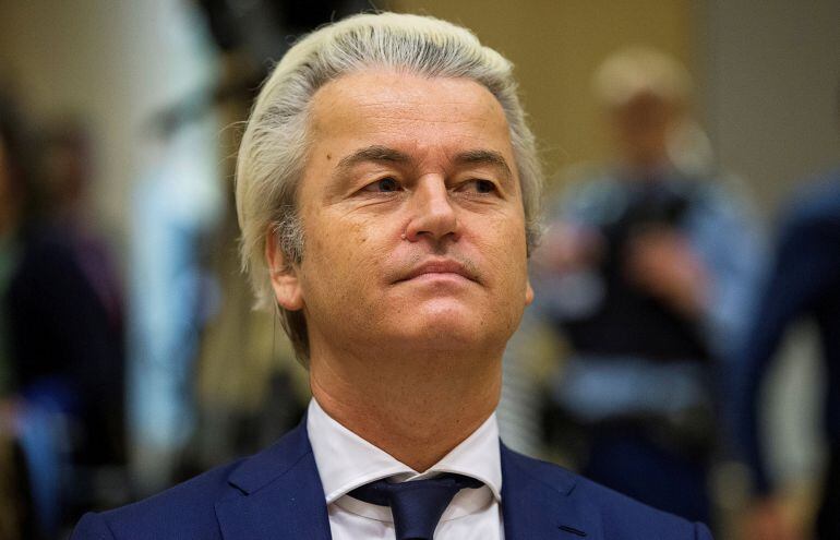 El lider politico ultra derechista Geert Wilders se sienta en el banco de La Corte tras haber sido juzgado en Schiphol, Holanda 