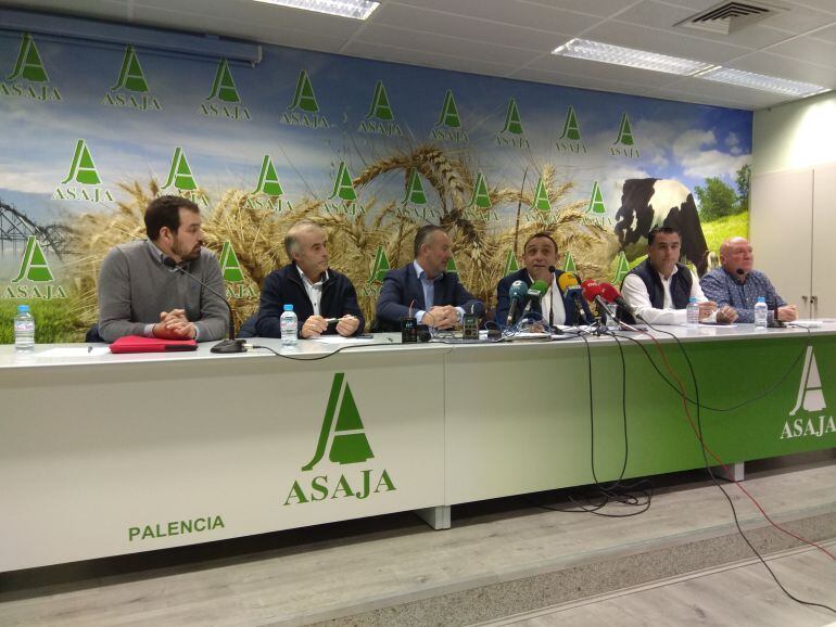 Junta directiva de Asaja Palencia junto al presidente regional de la organización