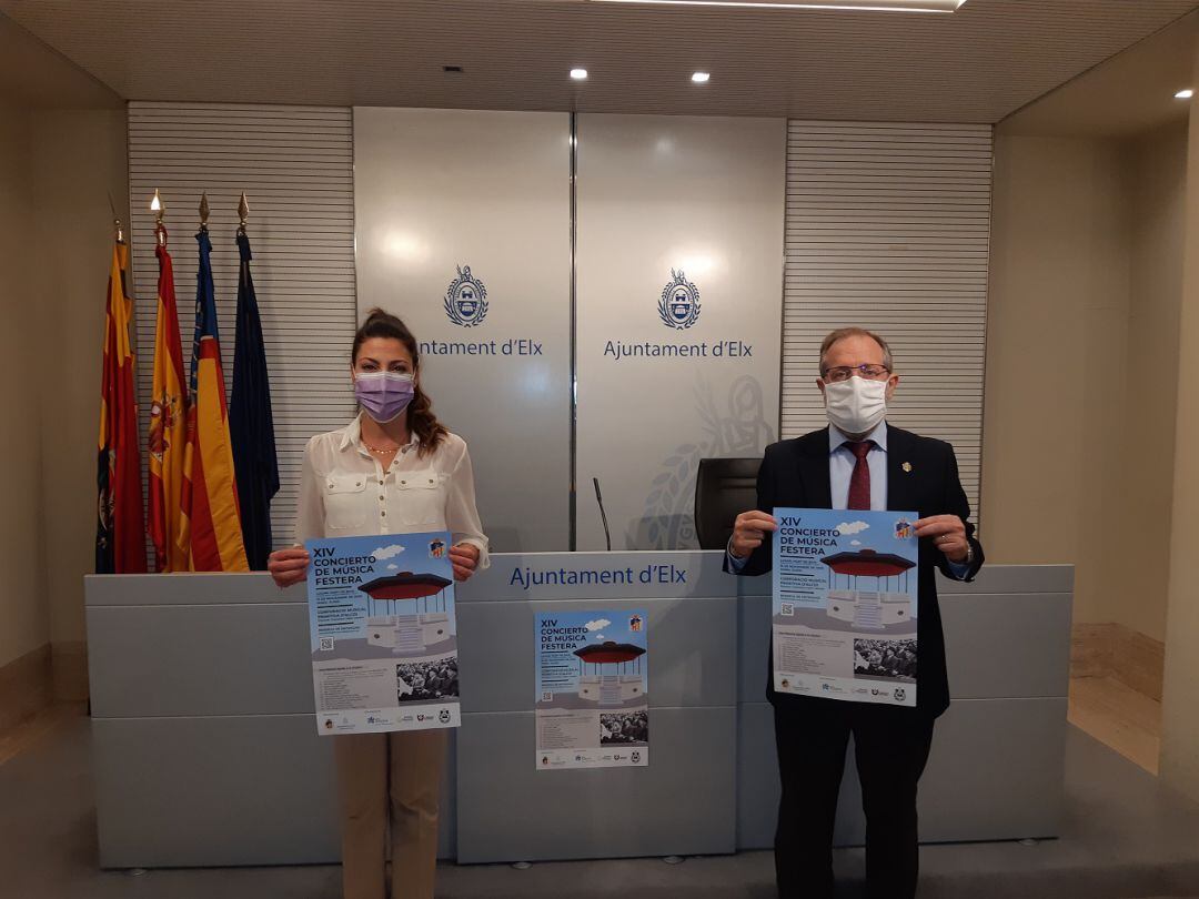 Mariola Galiana, concejala de Fiestas y Julián Fernández,presidente de la Asociación de Moros y Crstianos de Elche 