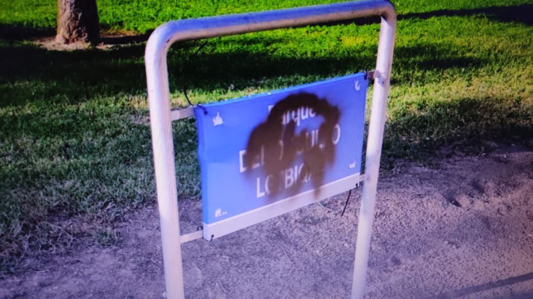 La placa del parque del Orgullo de Jerez con pintura negra