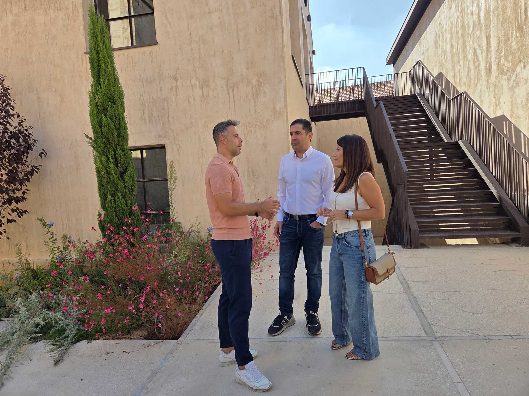 Mario Villar, Toni Francés y Lorena Zamorano, delante de las instalaciones del CDTI