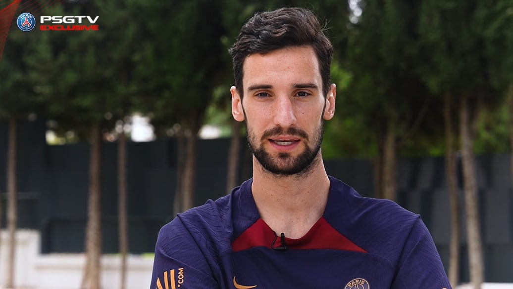 Sergio Rico concede una entrevista en la televisión del club