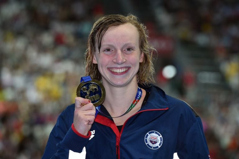 La nadadora estadounidense Katie Ledecky posa con una de sus tres medallas de oro