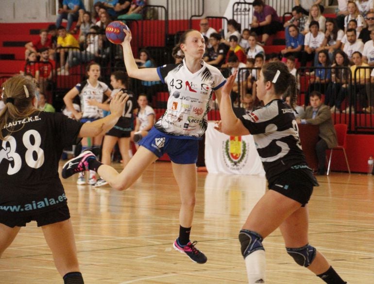 Las cadetes del C. Bm. Fem. Elda se vinieron abajo al final 