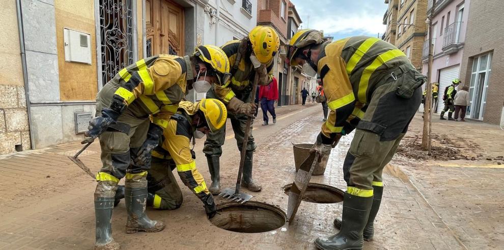 El operativo aragonés en Catarroja amplía su área de trabajo