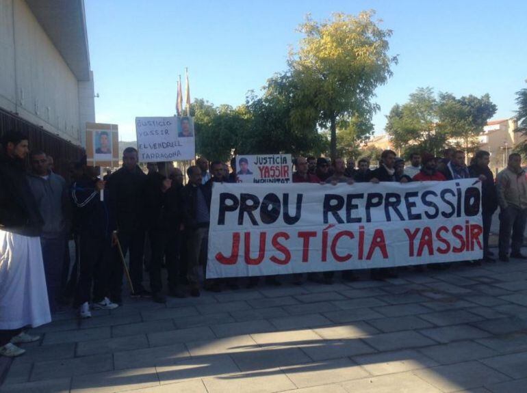 Concentració a les portes del jutjat del Vendrell pel cas Yassir