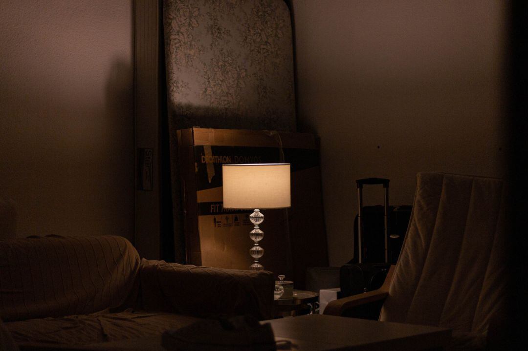 Una lámpara se mantiene encendida en el interior de una casa, a 18 de agosto de 2021, en Madrid.