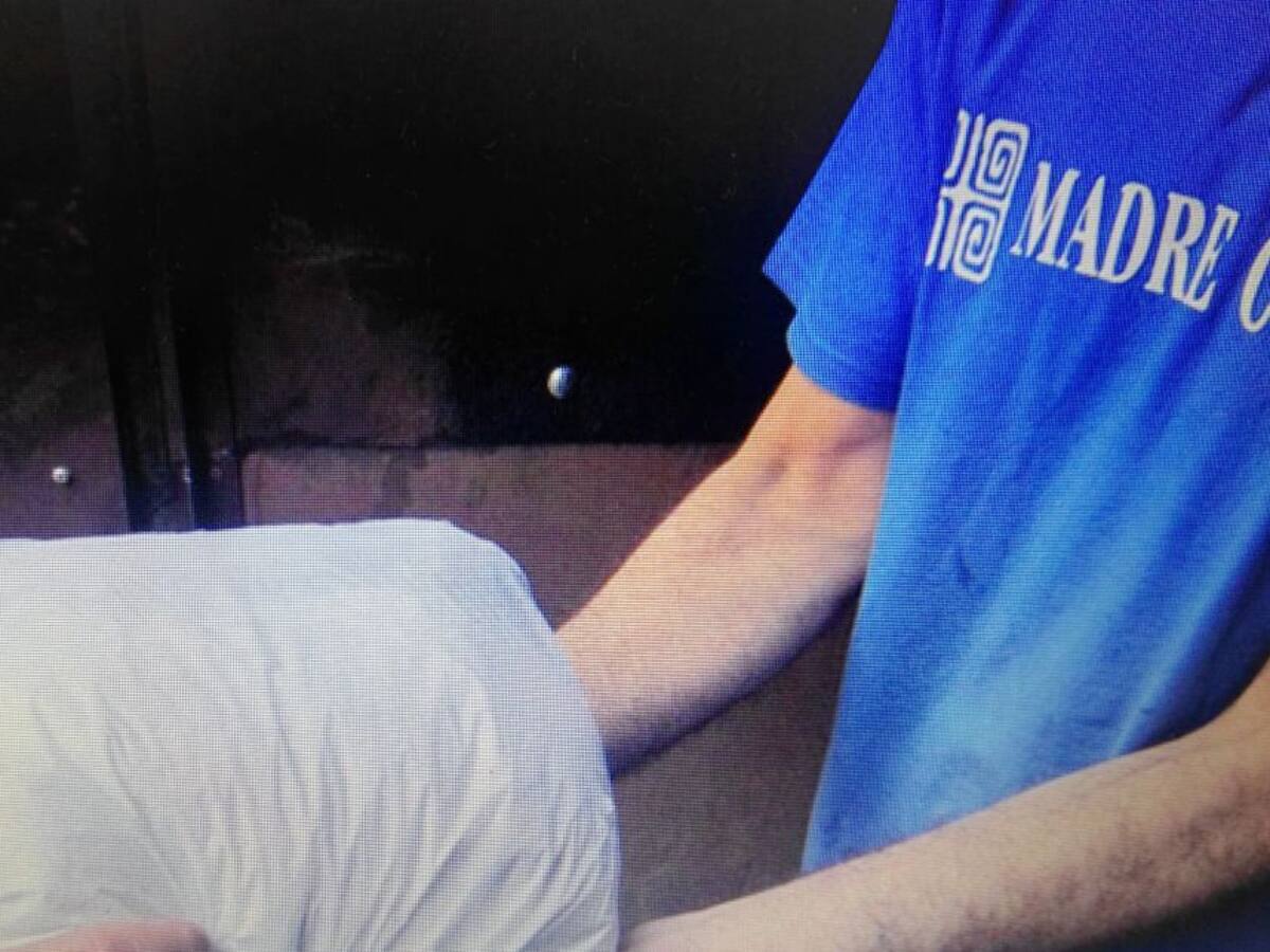 Madre Coraje busca voluntarios para clasificar ropa tras el parón por la pandemia