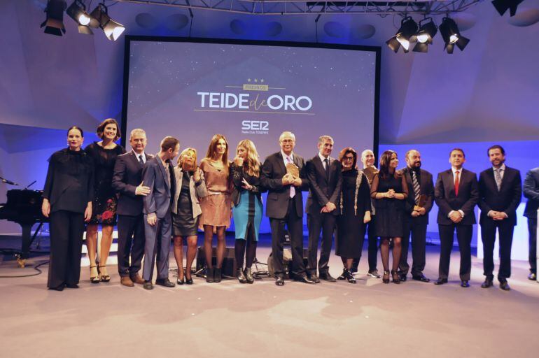 Foto de familia tras la gala de entrega de los premios Teide de Oro.