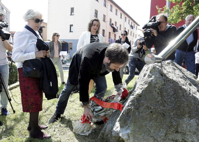 La viuda de José Luis López de Lacalle, Mari Paz Artolazabal, durante el homenaje que este lunes se la ha tributado en Andoain al columnista asesinado por ETA.