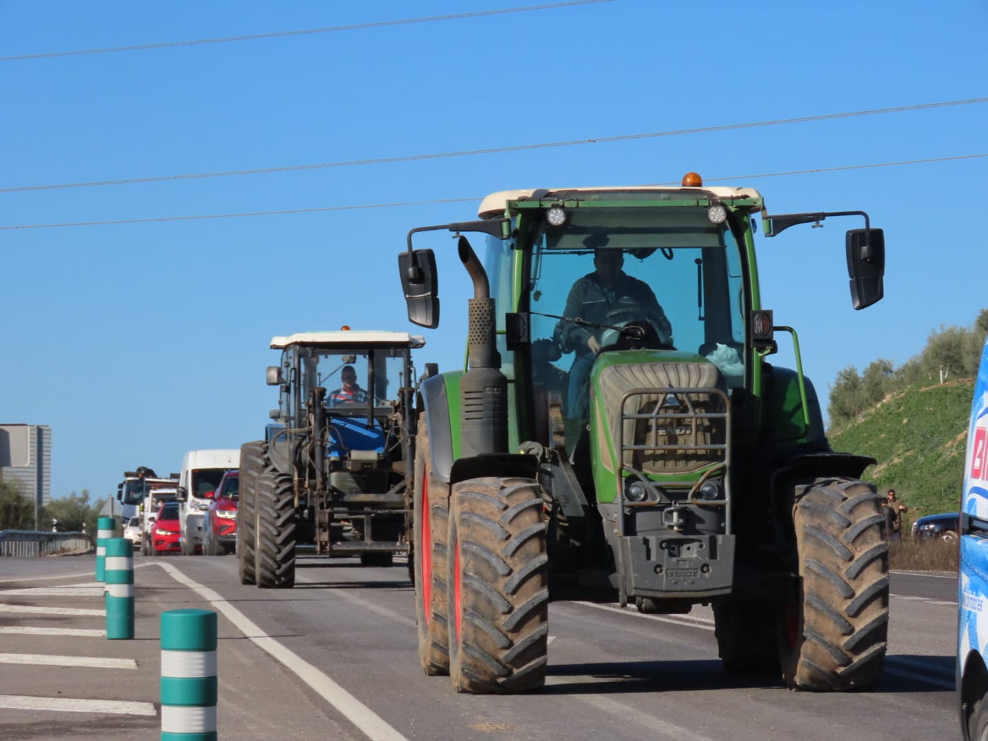 Una protesta de las organizaciones agrarias y las cooperativas corta la A-45 en Lucena durante más de cuatro horas