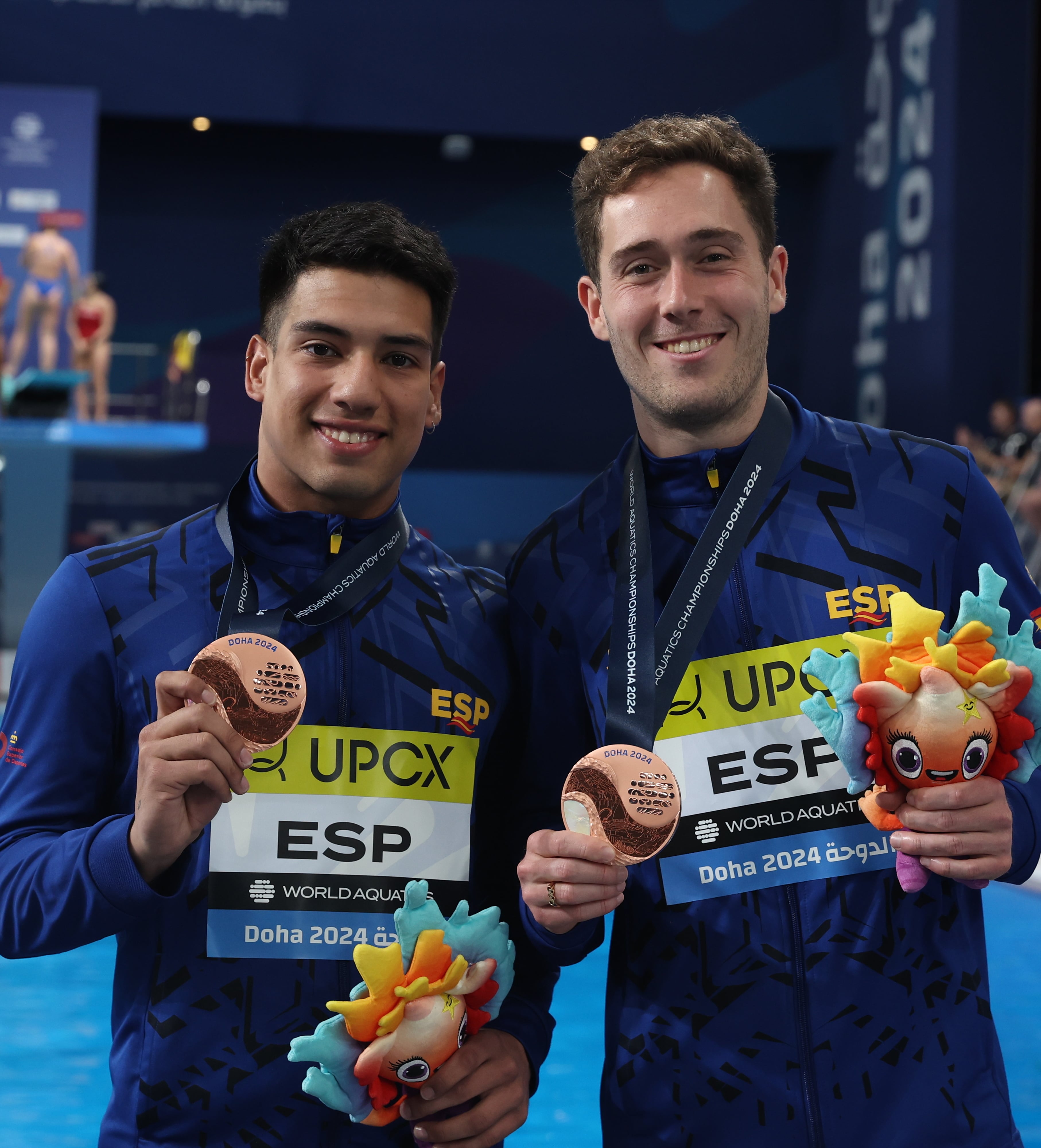 -FOTODELDIA- Doha (Catar), 04/02/2024.- Los ganadores de la medalla de bronce, los españoles Adrián Abadía y Nicolás García Boissier, posan tras la ceremonia de entrega de medallas de la final masculina de 3 metros sincronizados en el Campeonato Mundial de Natación FINA Doha 2024 en Doha, Catar. EFE/ALI HAIDER
?

