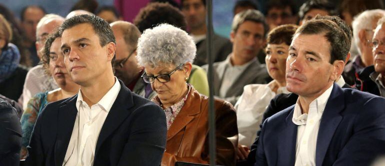 Fotografía de archivto del secretario general del PSOE, Pedro Sánchez, junto a Tomás Gómez