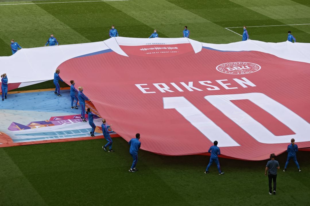 Un mosaico dedicado a Eriksen durante un partido de la Eurocopa