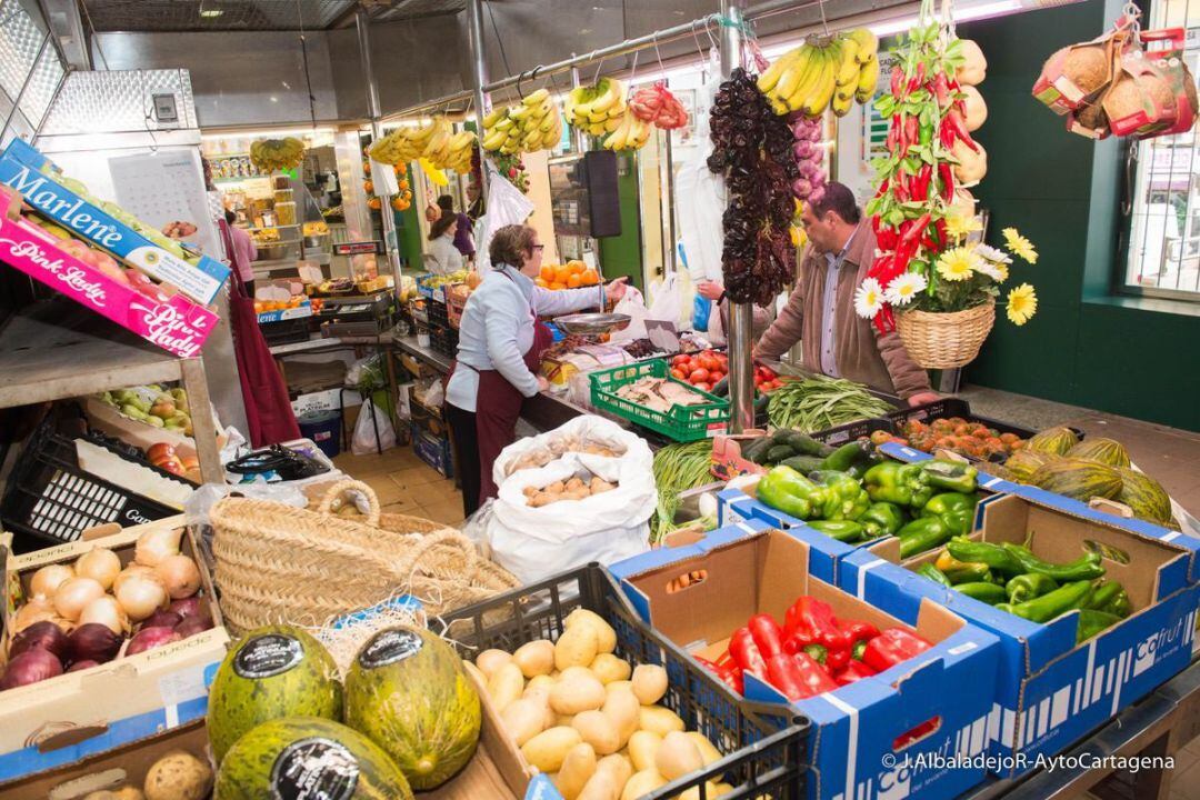 Venta de productos frescos en el mercado de Santa Florentina en Cartagena (Murcia).