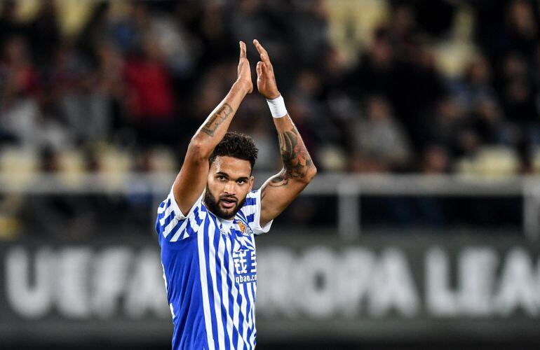 El delantero de la Real Sociedad Willian José celebra uno de sus goles con la afición