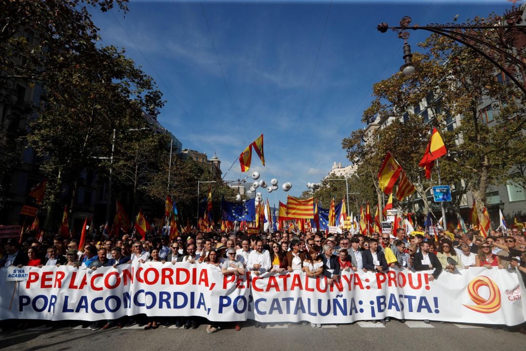 Miles de personas se concentran en el centro de Barcelona, convocadas por Societat Civil Catalana, para decir &quot;basta&quot; al proceso independentista.