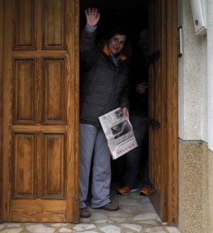 Teresa Romero saluda a los periodistas en su casa en Becerreá (Lugo).