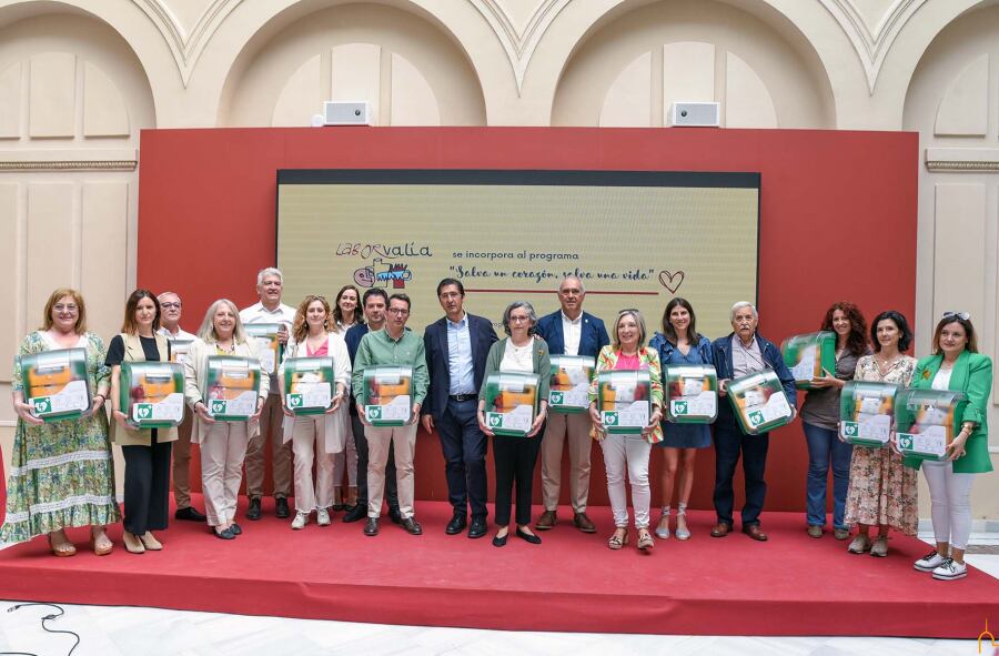 Jose Manuel Caballero junto a los representantes de los centros ocupacionales beneficiarios