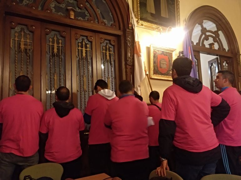 Momento en el que los trabajadores dan la espalda a la corporación municipal