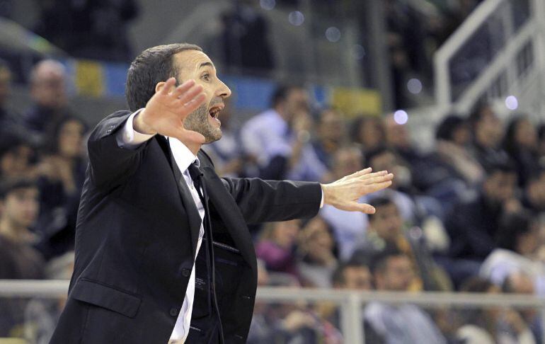 GRA509. LAS PALMAS DE GRAN CANARIA, 19/02/2015.- El entrenador del Bilbao Basket, Sito Alonso, durante el partido de cuartos de final de la Copa del Rey de baloncesto ante Unicaja disputado esta noche en el Gran Canaria Arena. EFE/Ángel Medina G.