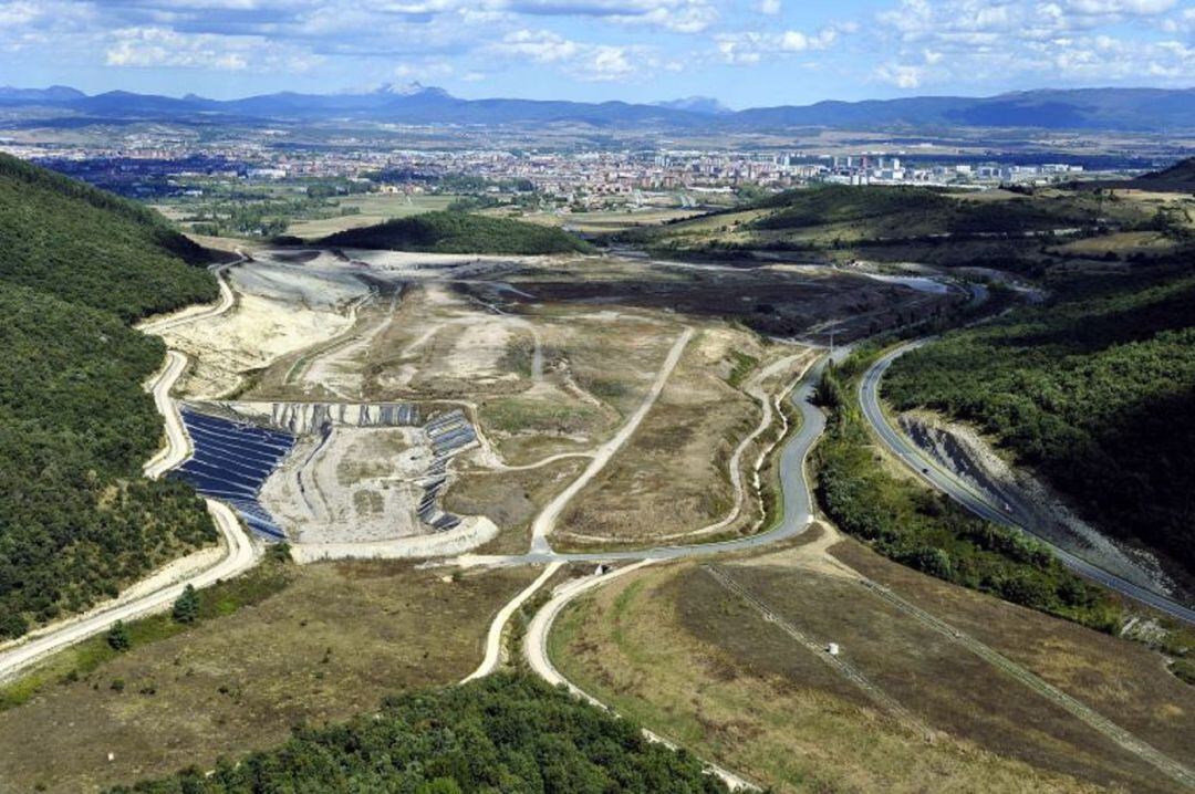 Imagen del vertedero de Gardelegui desde el que se filtra el lindano