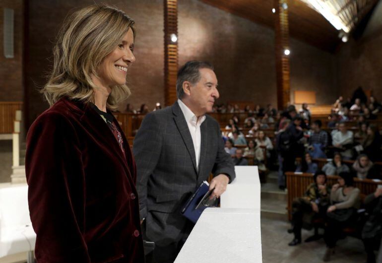 El periodista, Iñaki Gabilondo (c), y la exministra de Ciencia e Innovación, Cristina Garmendia (i), participan en una conferencia dentro del ciclo &quot;Begiradak&quot;, en la que reflexionarán sobre la innovación, la sociedad del conocimiento y los retos del futu