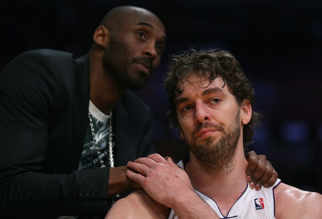 Kobe apoya a Pau, durante un partido con los Lakers