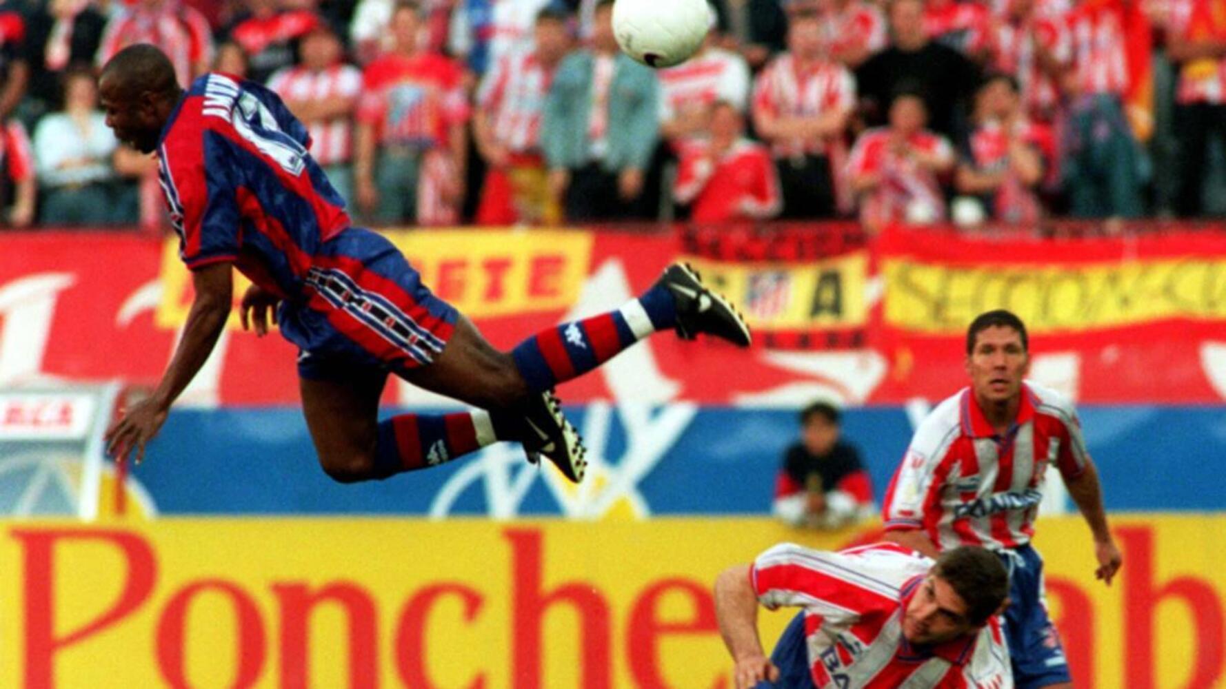 Emmanuel Amunike defendiendo la camiseta del FC Barcelona