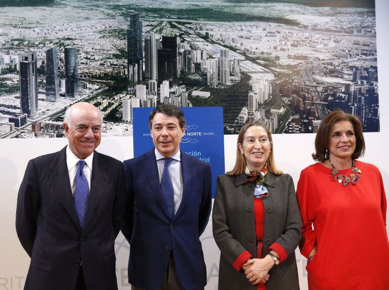 GRA303. MADRID, 30/01/2015.- La ministra de Fomento, Ana Pastor (2d); el presidente de la Comunidad de Madrid, Ignacio González (2i); la alcaldesa de la capital, Ana Botella; y el presidente del BBVA, Francisco González, durante la presentación del proyecto Distrito Castellana Norte, que supone la recuperación y puesta en marcha definitiva de la Operación Chamartín, ideada hace 20 años y aplazada por la crisis. EFE/Chema Moya