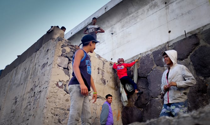 Una treintena de niños marroquíes malvive en la escollera del puerto de Melilla.