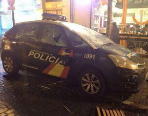 Un coche de Policía ha sufrido daños en los disturbios de Madrid.