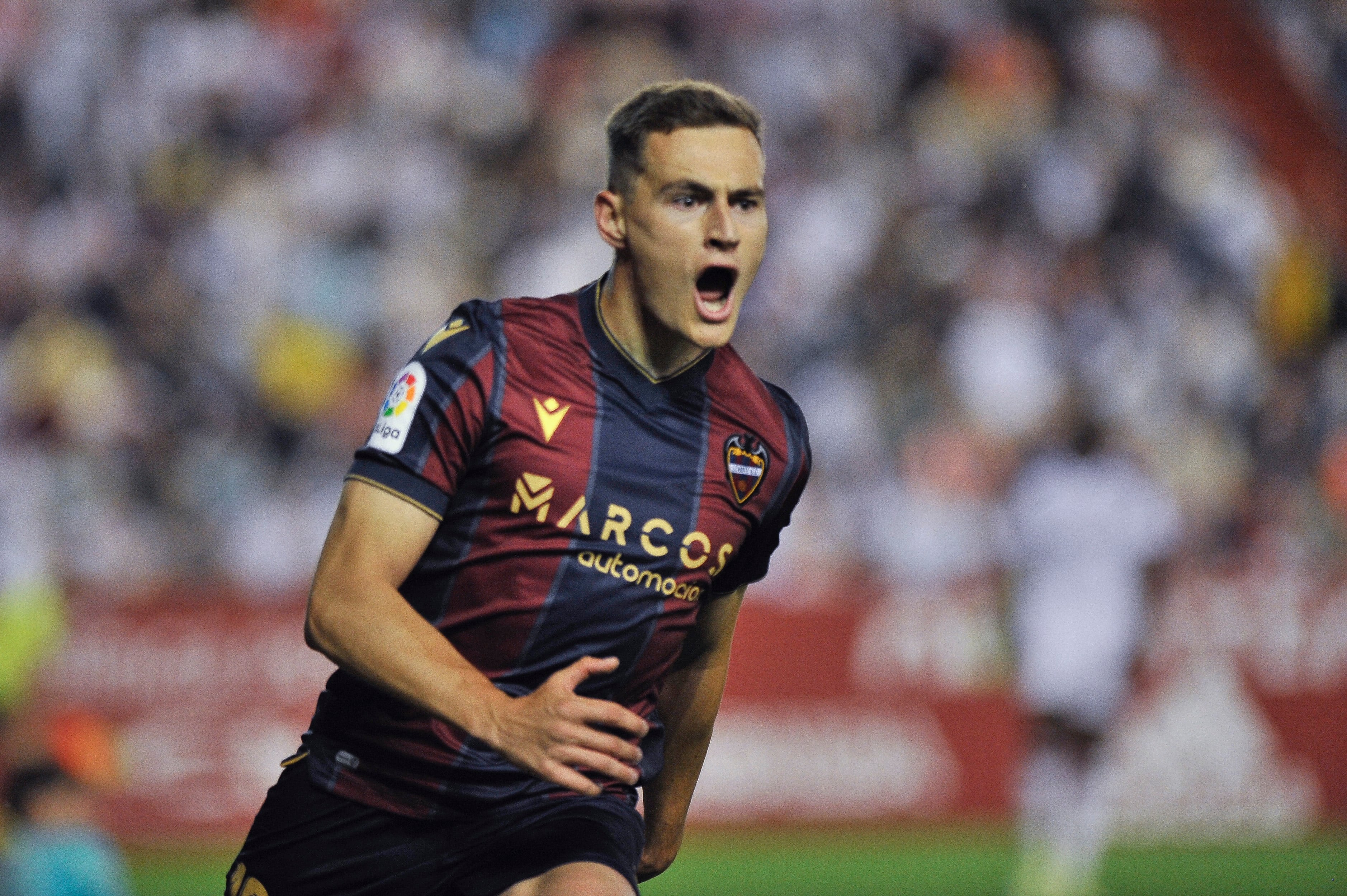 Jorge de Frutos, delantero del Levante, celebra su gol durante el partido de ida de semifinales de playoff de ascenso de Segunda División entre el Albacete Balompié y el Levante UD, este sábado en el Estadio Carlos Belmonte, en Albacete. EFE/ Manu