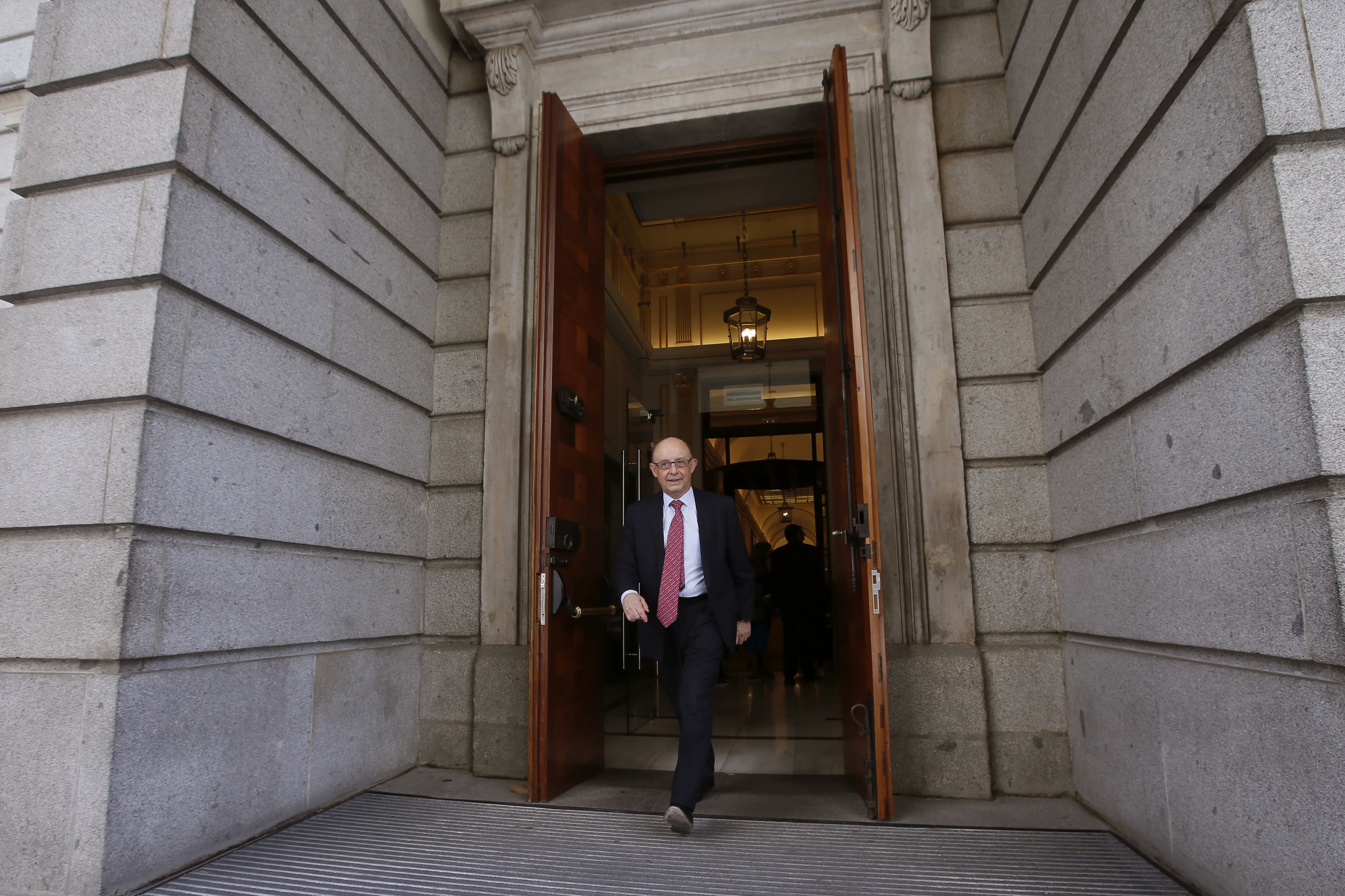 Fotografía de archivo del 29/6/2017 del exministro de Hacienda Cristóbal Montoro que ha comunicado este pasado jueves su decisión de abandonar la militancia del partido, que anoche le abrió un "procedimiento de información" tras conocerse que está siendo investigado por un juzgado de Tarragona por favorecer presuntamente a empresas fabricantes de gases industriales. EFE/ ARCHIVO/Fernando Alvarado