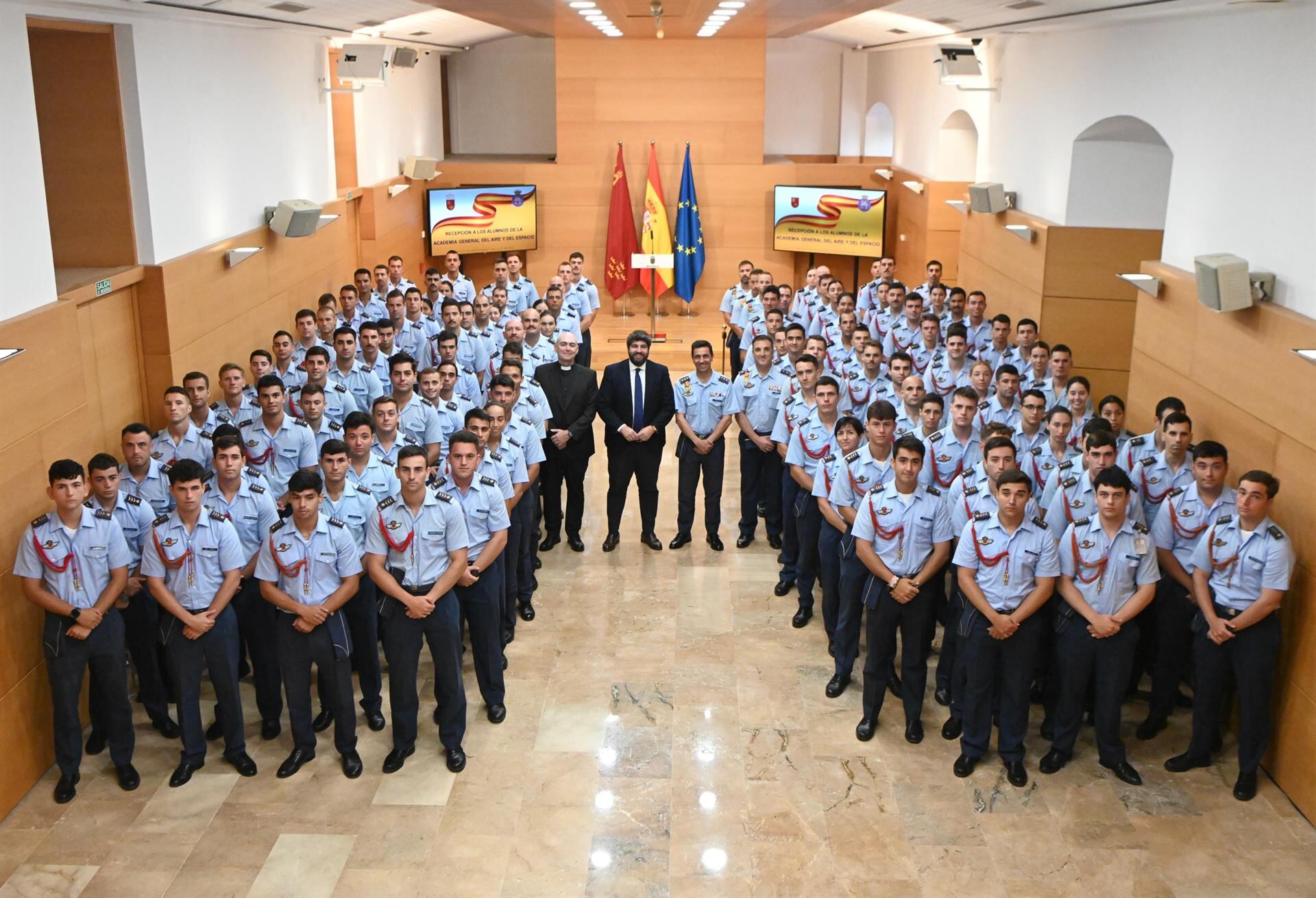 El presidente López Miras, junto a los alumnos que han finalizado su formación en la Academia General del Aire y del Espacio